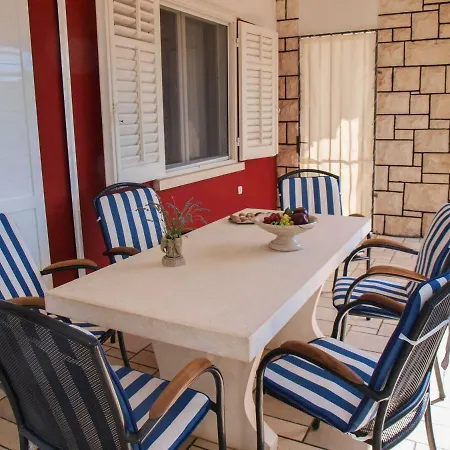 Apartment Apartman Nora Postira